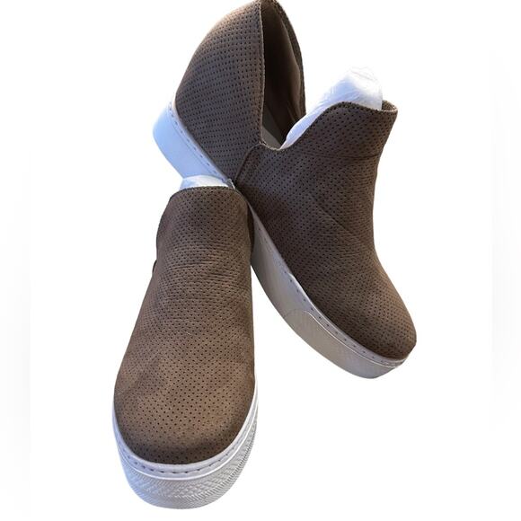 Bamboo Taupe Faux Perforated Suede Booties in a Womens Size 7.5 NWOT - Picture 1 of 8